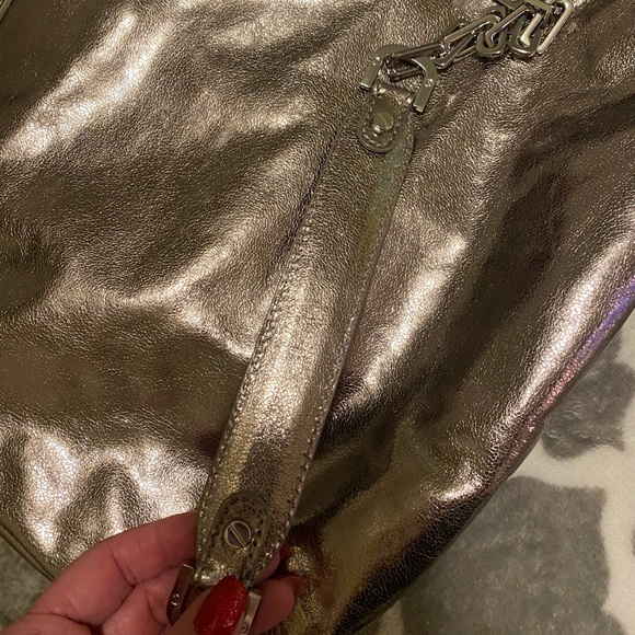 Tory Burch NO FLAWS metallic crossbody/tote/satchel bag. Detachable strap. - Picture 7 of 11